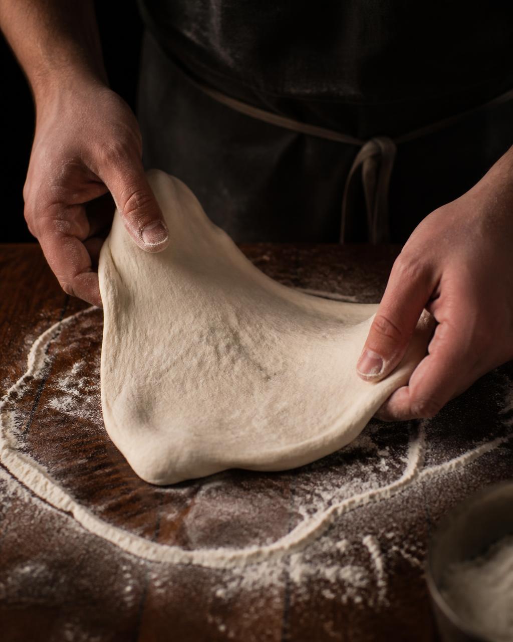 Pizzadeg som dras för hand